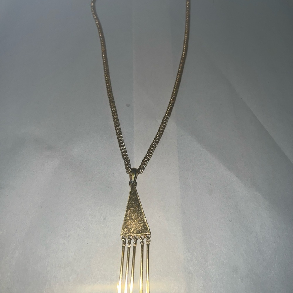 Elegant Gold Pendant Necklace